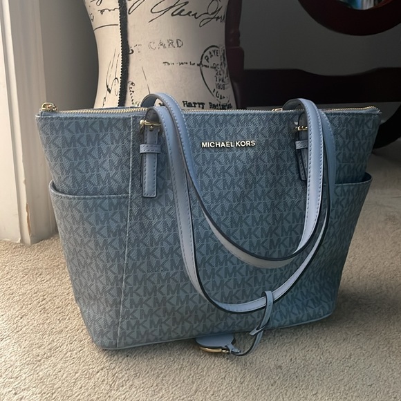 NEW Ladies jet set East West signature logo top zip tote bag in pale blue - Picture 7 of 8